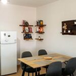 Η τραπεζαρία μας είναι και μία γωνία βιβλιοθήκης