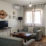 Le salon de Kerkini House 1 dispose d'un canapé double et triple qui peut être converti en lit pour vos besoins de couchage. Le salon de Kerkini House 1 dispose d'un canapé double et triple qui peut être converti en lit pour vos besoins de couchage.